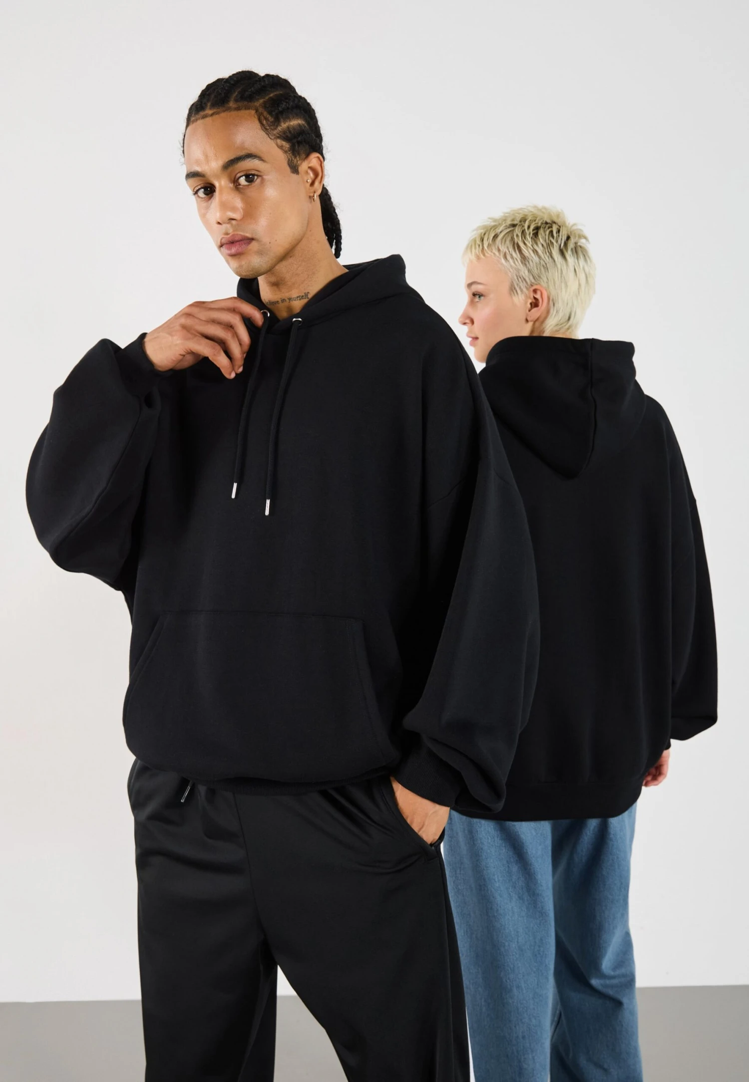 YOURTURN OVERSIZE BASIC HOODIE UNISEX - Hoodie - True Black 3 YOURTURN OVERSIZE BASIC HOODIE UNISEX - Hoodie - True Black