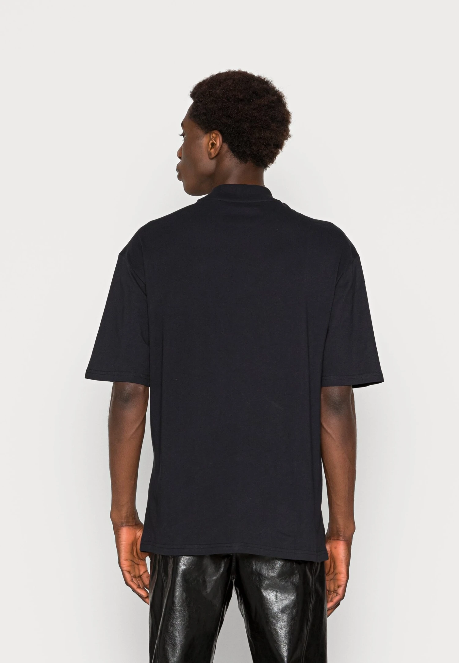 YOURTURN Unisex - Print T-Shirt -Black 5 YOURTURN Unisex - Print T-Shirt -Black - Image 3