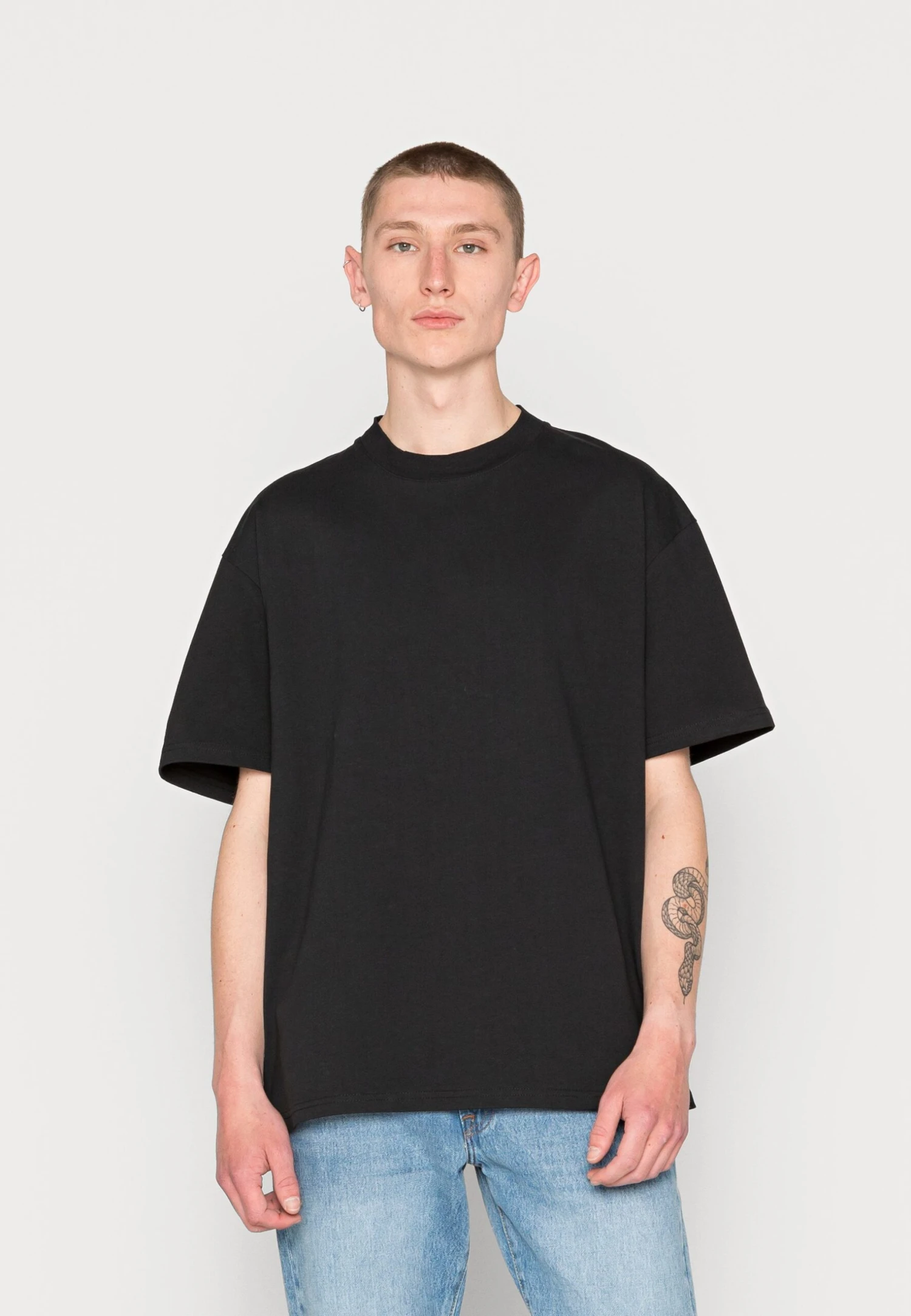 YOURTURN Heavy Weight Tee Unisex - Basic T-Shirt - Black 3 YOURTURN Heavy Weight Tee Unisex - Basic T-Shirt - Black