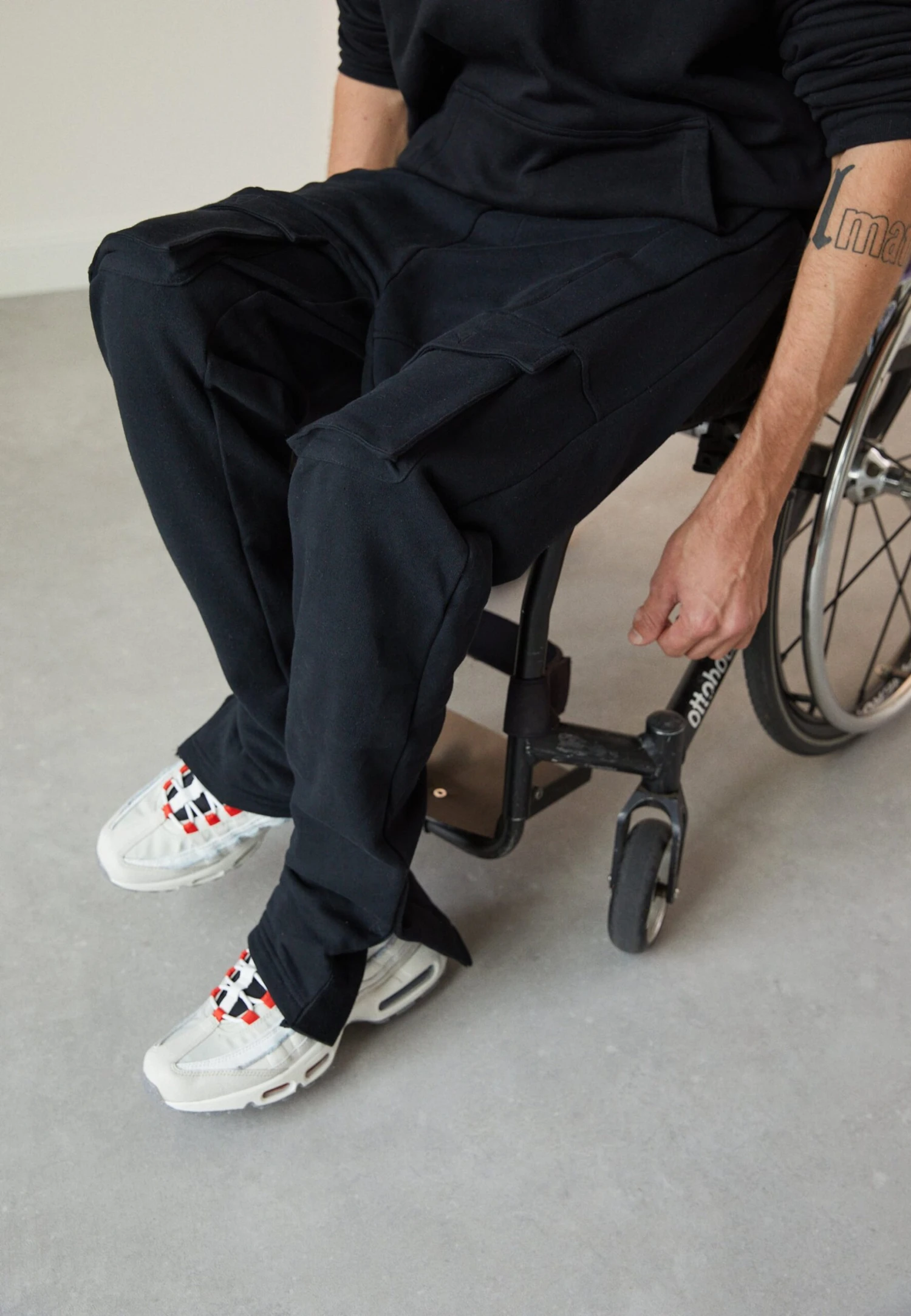 YOURTURN Tracksuit Bottoms - Black 3 YOURTURN Tracksuit Bottoms - Black