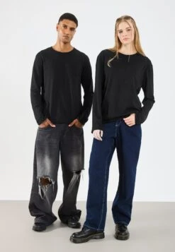YOURTURN SLOUCHY LONG SLEEVED TOP WITH POCKET UNISEX - Long Sleeved Top - True Black 12 YOURTURN SLOUCHY LONG SLEEVED TOP WITH POCKET UNISEX - Long Sleeved Top - True Black -Yourturn Shop 4d9ce13d79cc4f1d9a619da822a2e02f