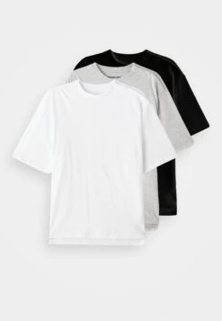 YOURTURN UNISEX 3 PACK - Basic T-shirt - 1x True Black / 1x Bright White 11-0601 Tcx / 1x H03c 15 YOURTURN UNISEX 3 PACK - Basic T-shirt - 1x True Black / 1x Bright White 11-0601 Tcx / 1x H03c -Yourturn Shop 50a785ce2f1c4690a9a7cb9cceb01371