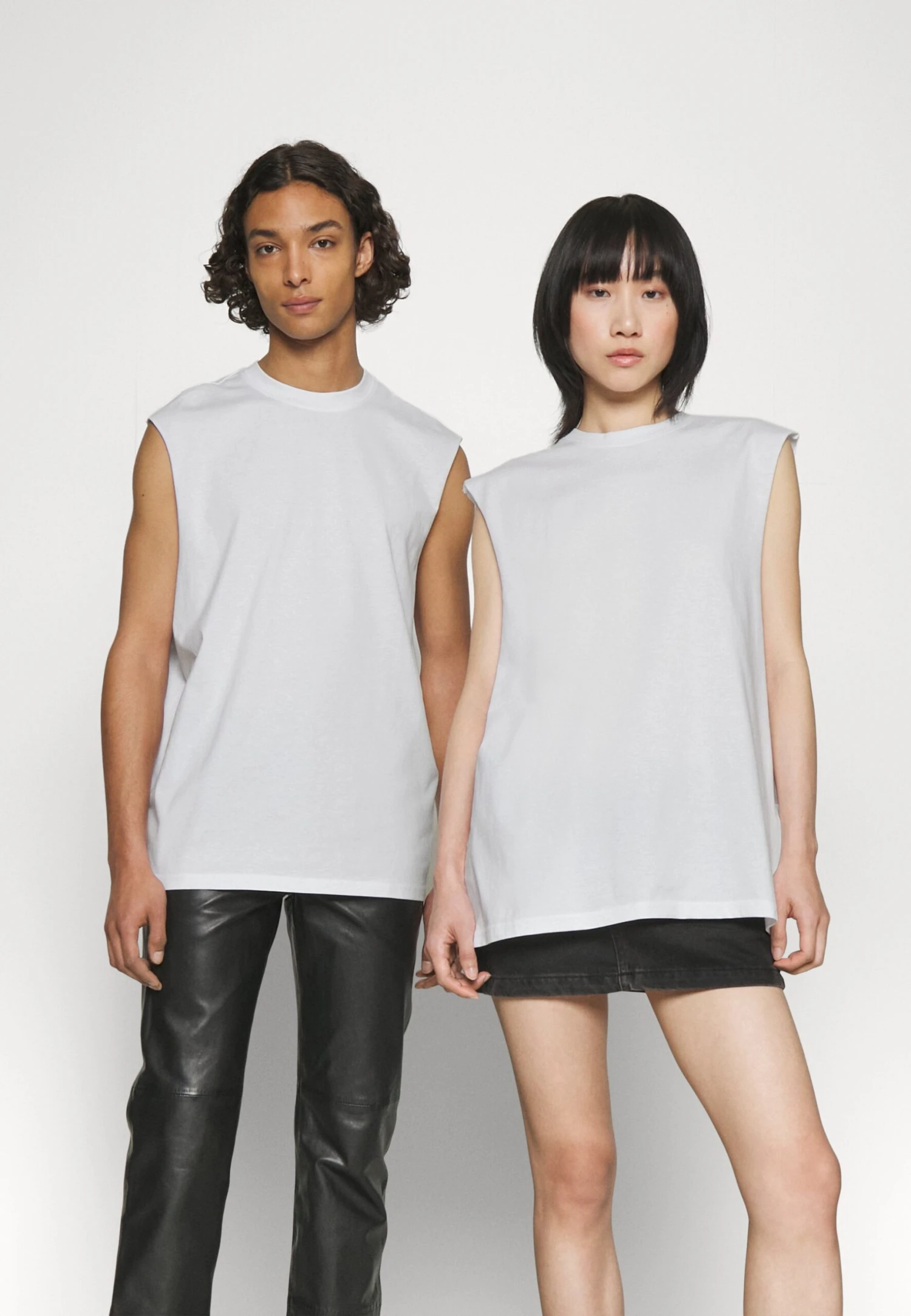 YOURTURN Unisex 2 Pack - Top - White, Black 4 YOURTURN Unisex 2 Pack - Top - White, Black - Image 2