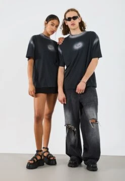 YOURTURN UNISEX - Print T-shirt - Black Washed -Yourturn Shop 5792759898c341fc8a34f6c476fe6eda