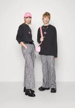 YOURTURN Sweatshirt - Black 9 YOURTURN Sweatshirt - Black -Yourturn Shop 77b27f6a351446cebeef50dc2b79123b