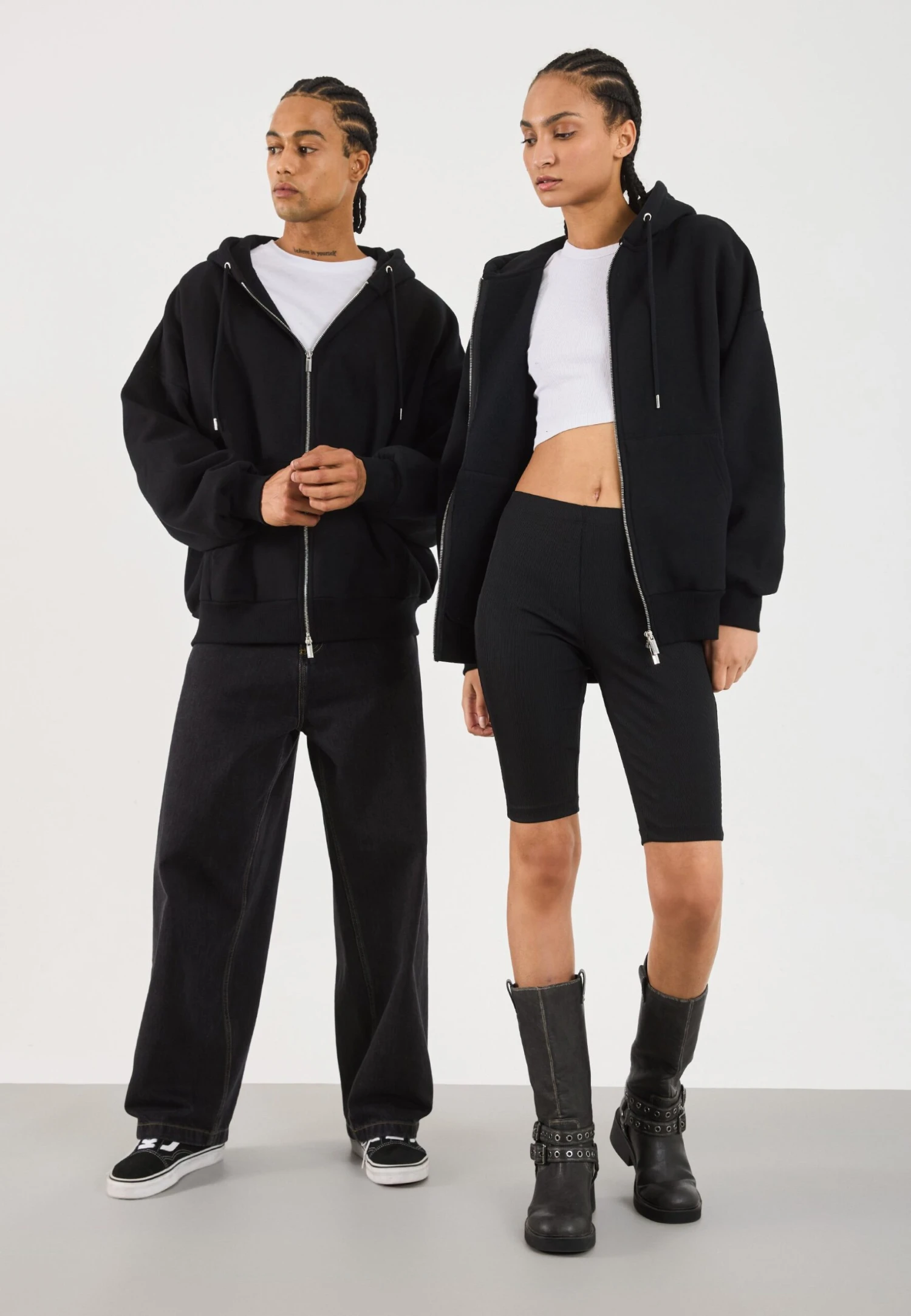 YOURTURN OVERSIZE BASIC ZIP HOODIE UNISEX - Zip-up Sweatshirt - True Black 4 YOURTURN OVERSIZE BASIC ZIP HOODIE UNISEX - Zip-up Sweatshirt - True Black - Image 2