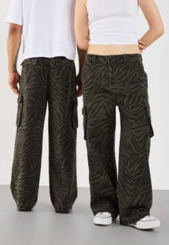 YOURTURN UNISEX - Cargo Trousers - Green 13 YOURTURN UNISEX - Cargo Trousers - Green -Yourturn Shop 933b312e3cd844158b20effb716f41ae