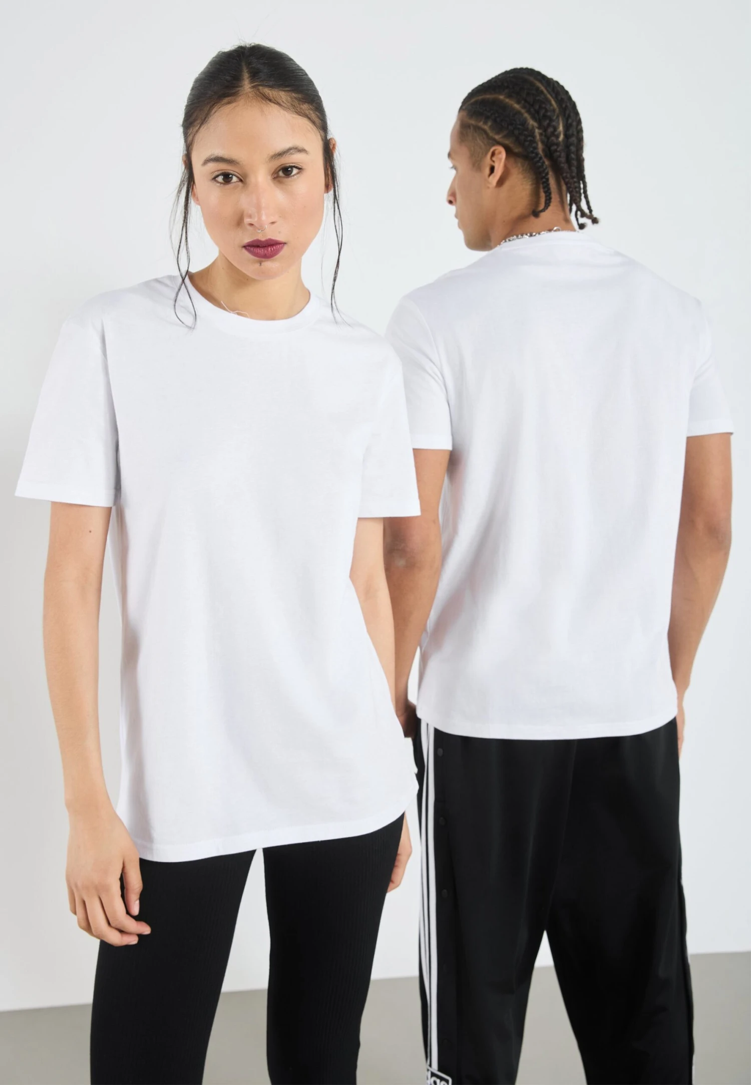 YOURTURN UNISEX 2 PACK BASIC REGULAR T SHIRT - Basic T-shirt - Bright White 5 YOURTURN UNISEX 2 PACK BASIC REGULAR T SHIRT - Basic T-shirt - Bright White - Image 3