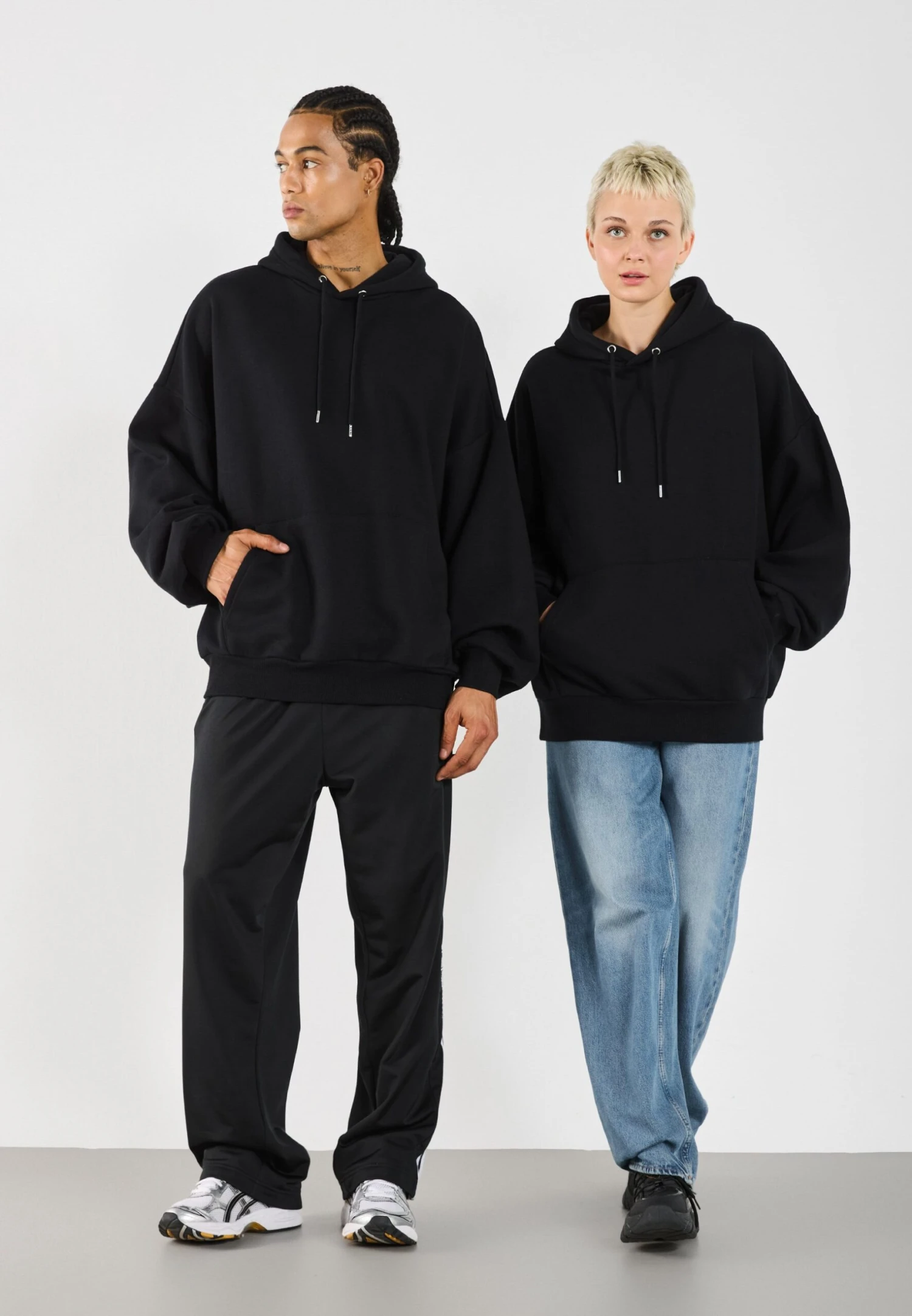 YOURTURN OVERSIZE BASIC HOODIE UNISEX - Hoodie - True Black 4 YOURTURN OVERSIZE BASIC HOODIE UNISEX - Hoodie - True Black - Image 2