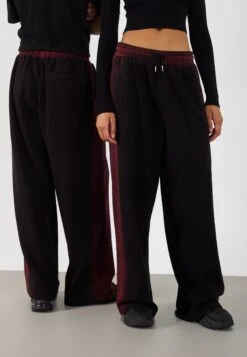 YOURTURN UNISEX - Tracksuit Bottoms - Black/red