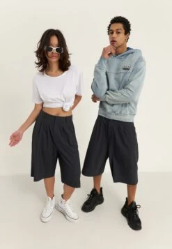 YOURTURN BAGGY TAILORED SHORTS UNISEX - Shorts - Dark Grey 14 YOURTURN BAGGY TAILORED SHORTS UNISEX - Shorts - Dark Grey -Yourturn Shop d6fd82cb27be4c7aaa2006eefedd5b12