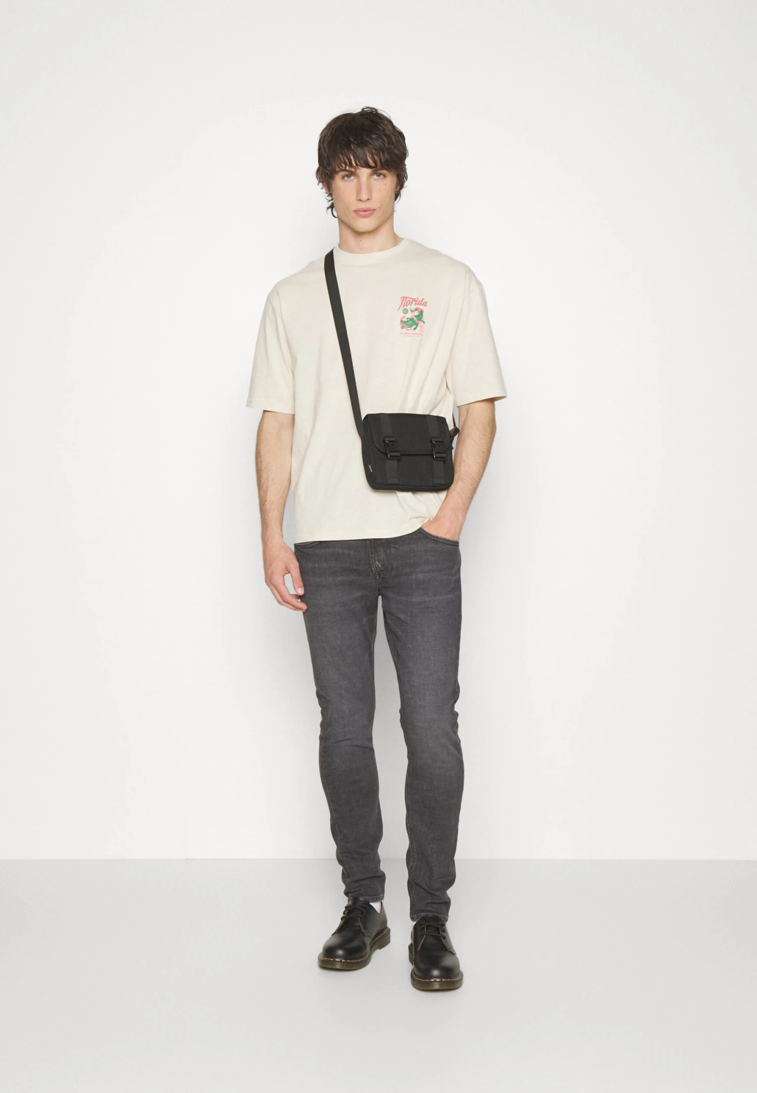 YOURTURN Crocodile Florida Graphic Tee Unisex- Print T-Shirt - Beige 4 YOURTURN Crocodile Florida Graphic Tee Unisex- Print T-Shirt - Beige - Image 2