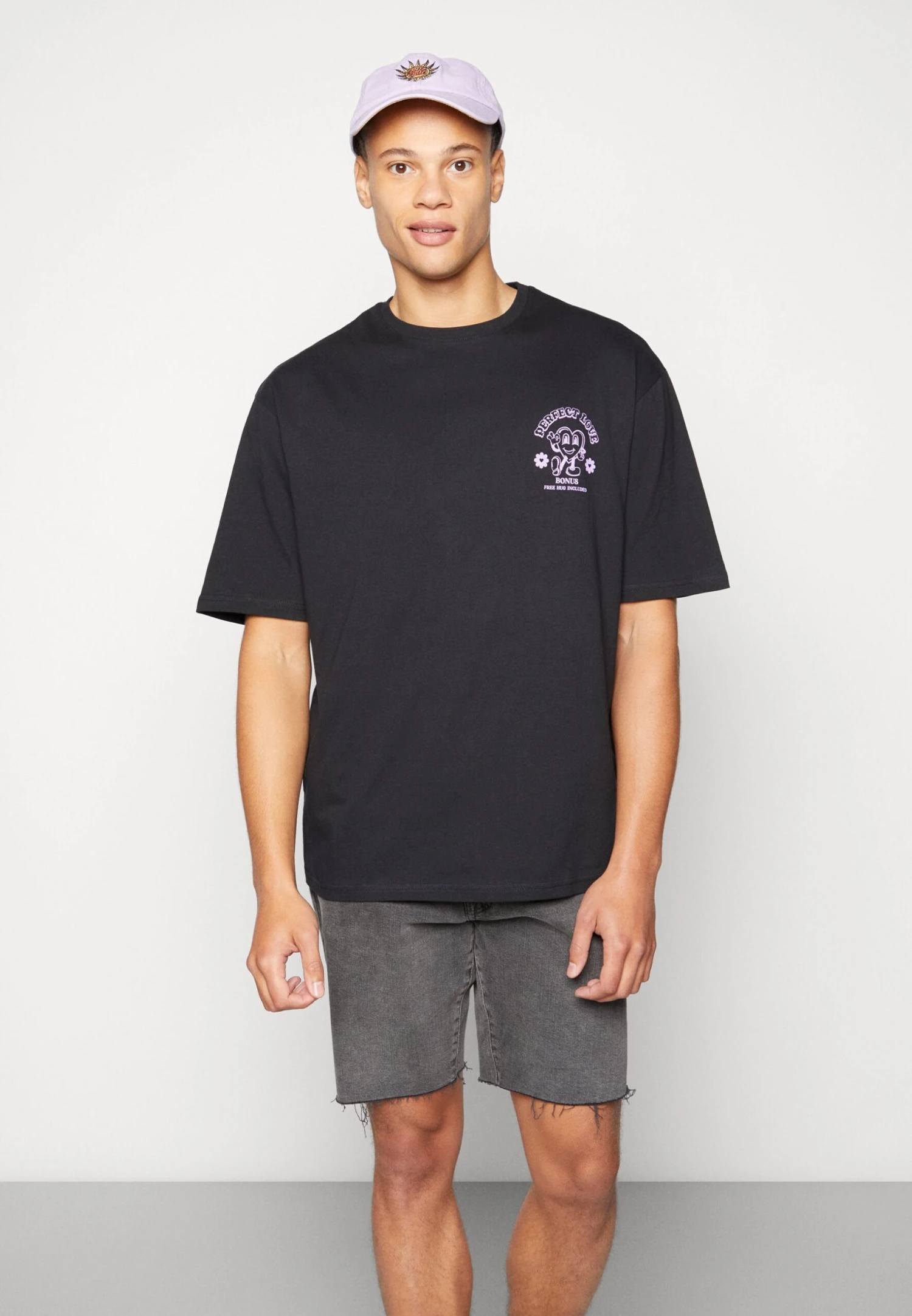 YOURTURN Heart Graphic Backprint Tee Unisex - Print T-Shirt - Black 6 YOURTURN Heart Graphic Backprint Tee Unisex - Print T-Shirt - Black - Image 4