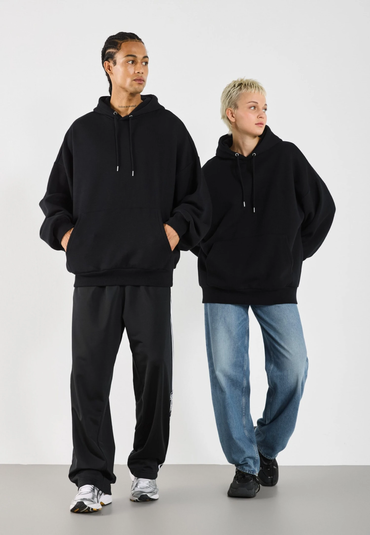 YOURTURN OVERSIZE BASIC HOODIE UNISEX - Hoodie - True Black 6 YOURTURN OVERSIZE BASIC HOODIE UNISEX - Hoodie - True Black - Image 4