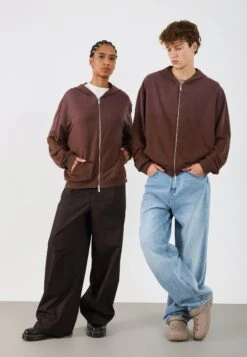 YOURTURN UNISEX - Zip-up Sweatshirt - 19-1118 Tcx Chestnut