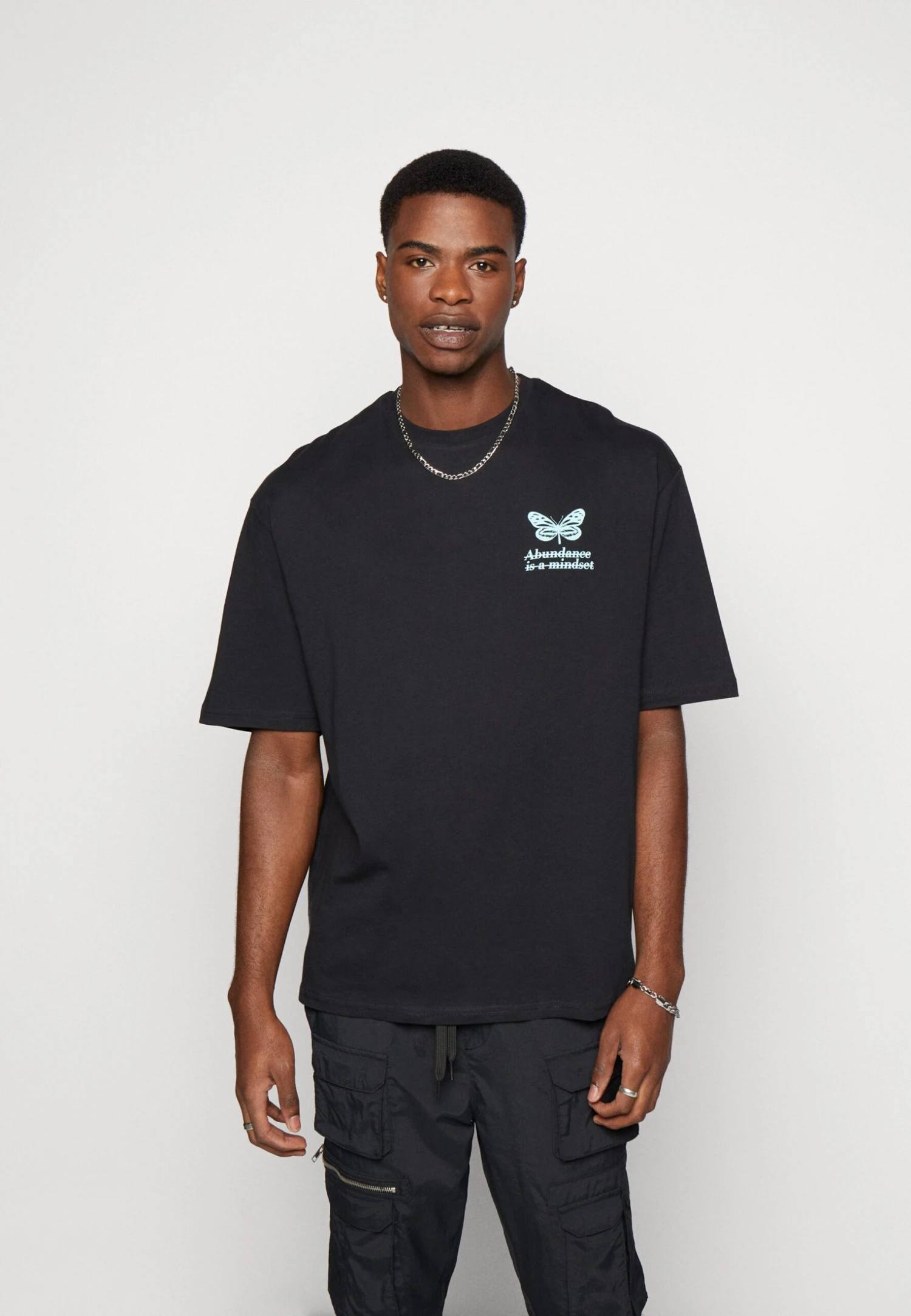 YOURTURN Chest Tee Unisex - Print T-Shirt - 802 - Black 3 YOURTURN Chest Tee Unisex - Print T-Shirt - 802 - Black